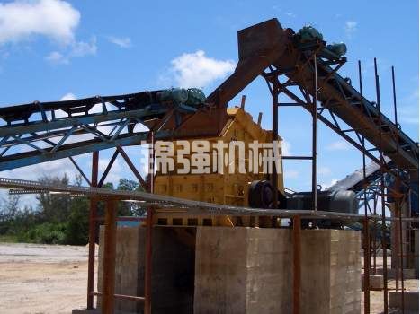 反擊式制砂機(jī)(圖4) 反擊制沙機(jī)(圖4)